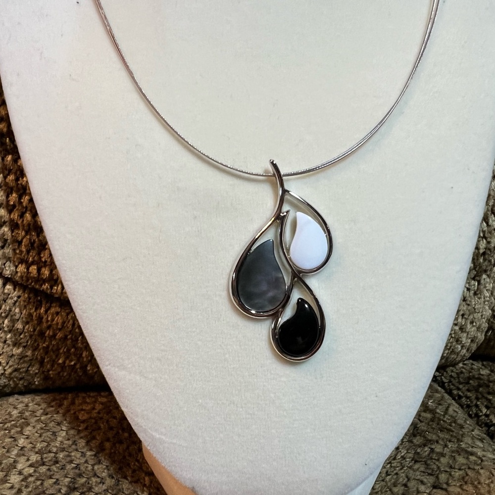 Lia Sophia Droplet necklace